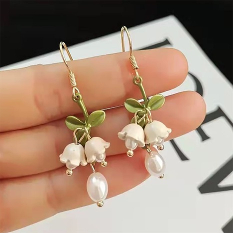 Retro lirio perla flor aleación oreja ganchos pendientes al por mayor's discount tags