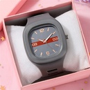 Reloj de estilo coreano de moda para hombres y mujeres reloj deportivo de silicona reloj de cuarzo con cara Digital cuadradapicture12