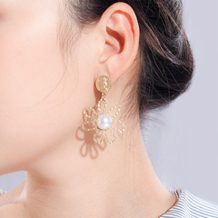 Women'S Simple Style Human Flower Alloy Earrings Splicing Hollow Out Artificial Pearls Earrings