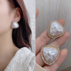 Women'S Baroque Style Fashion Triangle Alloy Resin Artificial Rhinestones Ear Studs Plating Stud Earrings