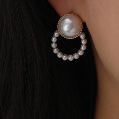 Women'S Retro Round Synthetic Resin Alloy Earrings Beaded Hollow Out Inlaid Pearls Artificial Pearls Earrings