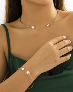 Frau Mode Ethnischer Stil Einfacher Stil Geometrisch Imitationsperle Eisen Halskette