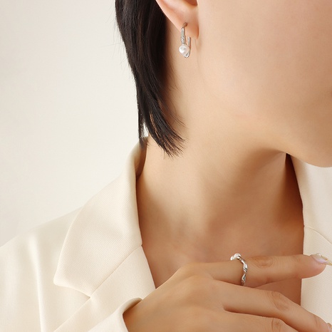Frau Mode C-Form Titan Stahl Ohrringe Überzug Künstliche Perlen Edelstahl Ohrringe's discount tags
