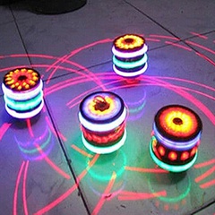 Bunte Musik Licht-Emittierende Gyro Kinder Rotary Tabelle Flash Elektro Spielzeug Imitation Holz Top