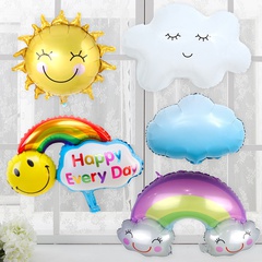 Comic-aluminiumluftballons, mit wolken - und sonnenstrahlen - rainbow-party geschmückt