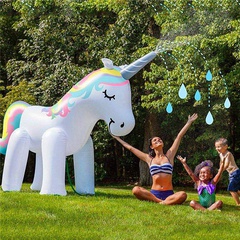 Neues aufblasbares Wassers pray Einhorn Outdoor-Wasserspiel matte Kinderspiel zeug aufblasbares rosa Elefanten dinosaurier Regenbogen bogen