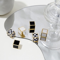 Vintage Style Checkered Alloy Plating Ear Studs 1 Pair