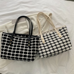 Women's Bag 2022 Summer Versatile Black and White Color Large Capacity Shoulder Bag Retro Commuter Fashion Women's Tote Bag Wholesale