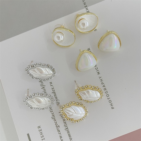 Elegant Triangle Leaves Imitation Pearl Alloy Inlay Rhinestones Women'S Ear Studs 1 Pair's discount tags