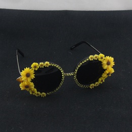 Fashion Flower Resin Round Frame Diamond Full Frame Womens Sunglassespicture5