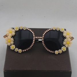 Fashion Flower Resin Round Frame Diamond Full Frame Womens Sunglassespicture12