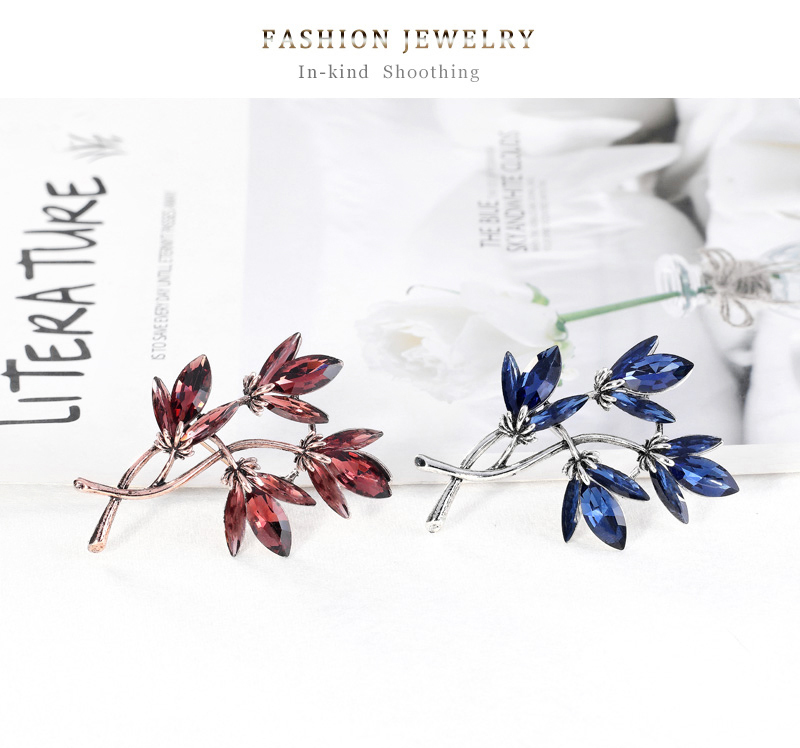 Fashion Flower Alloy Inlay Crystal WomenS Brooches 1 Piecepicture5