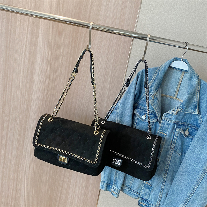 Sh1644 Fashion Large Suede Quilted Lingge Women Shoulder Bags PU Leather  Chain Crossbody Bag - China Chain Crossbody Bag and Lingge Shoulder Bag  price